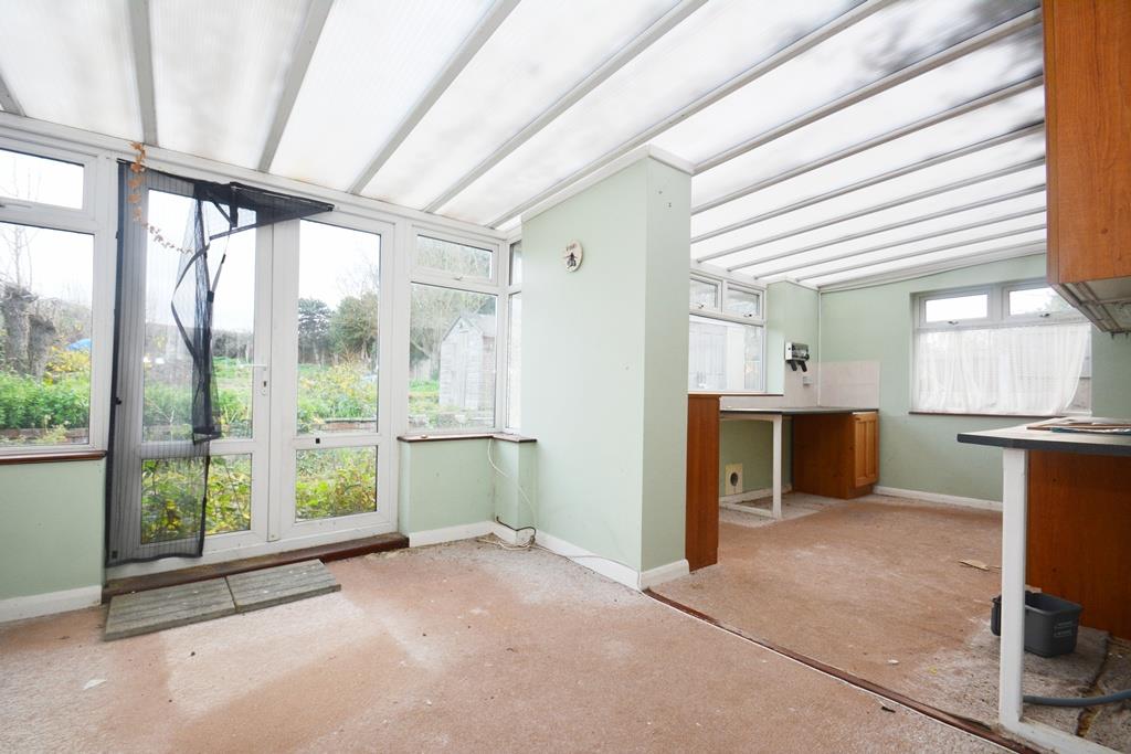 Lot: 25 - DETACHED BUNGALOW FOR REFURBISHMENT AND REPAIR - Lean to conservatory to rear
